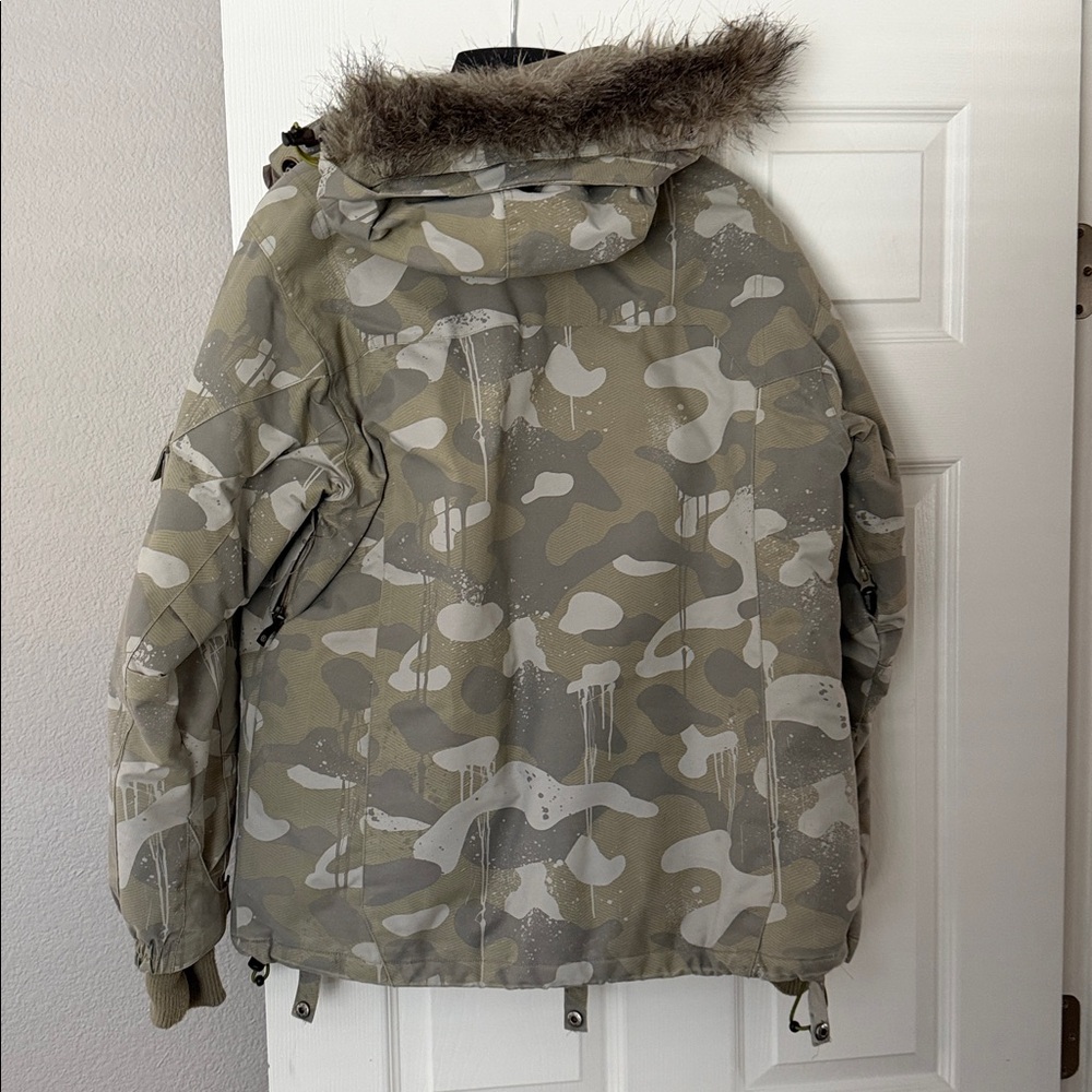 Camouflage Snowboarding Jacket - Picture 9 of 13